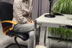 Nessi Tausendschön im Podcaststudio von der PR-Agentur NED.WORK 